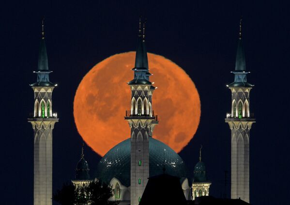 俄羅斯喀山市庫爾沙裡夫清真寺的滿月景色。 - 俄羅斯衛星通訊社