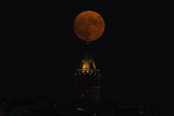 8月30日，滿月在土耳其伊斯坦布爾市加拉塔塔後面升起。 - 俄羅斯衛星通訊社