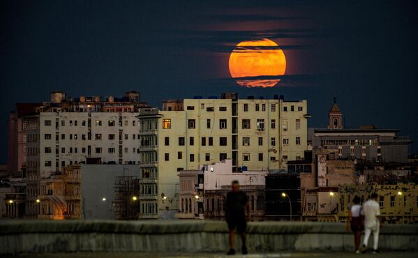 8月30日，“藍月亮”在古巴哈瓦那上空升起。 - 俄羅斯衛星通訊社