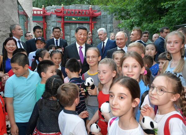2019年6月5日，俄羅斯總統普京和中國國家主席習近平出席中國政府向莫斯科動物園移交兩只大熊貓的儀式，莫斯科動物園為它們建立了專門場館。 - 俄羅斯衛星通訊社