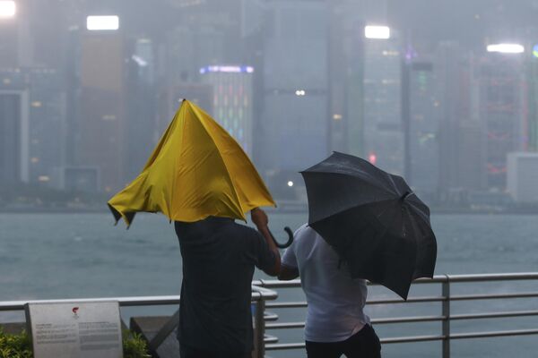 香港，两位香港民众在超强台风“苏拉”中撑伞抗击大风雨 - 俄罗斯卫星通讯社
