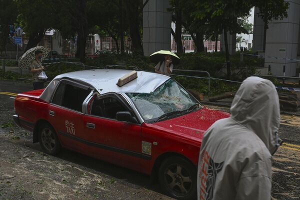 香港，柴灣，居民正看著被颱風“蘇拉”損壞的出租車 - 俄羅斯衛星通訊社