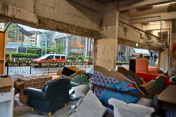 香港，一辆出租车驶过正在修理的家具店保护板，之前的被超强台风“苏拉”吹走 - 俄罗斯卫星通讯社