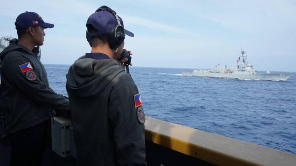 菲律賓與美國艦艇聯合通過南海海域 - 俄羅斯衛星通訊社