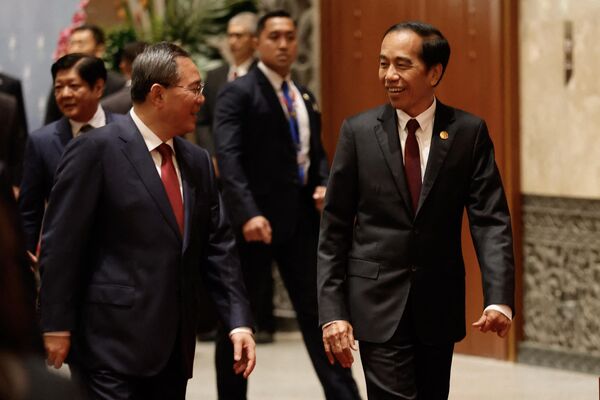 9月6日，中國國務院總理李強和印尼總統佐科·維多多在中國—東盟領導人會議開始前合影。 - 俄羅斯衛星通訊社