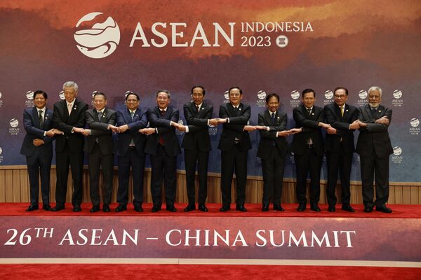 （左起）菲律宾总统费迪南德·马科斯、新加坡总理李显龙、泰国外交部常务秘书查伦苏万、越南总理范明政、中国国务院总理李强、印度尼西亚总统佐科·维多多、老挝总理宋赛·西潘敦、文莱苏丹哈桑纳尔·博尔基亚、柬埔寨首相洪马内、马来西亚总理安华·易卜拉欣和东帝汶总理夏纳纳·古斯芒在中国-东盟领导人会议开始前握手合影。 - 俄罗斯卫星通讯社