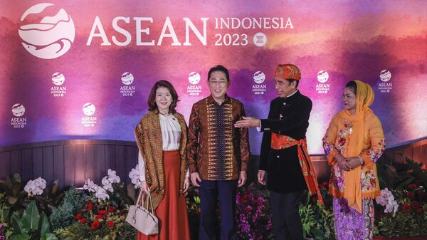 印度尼西亚总统佐科与夫人欢迎日本首相岸田文雄夫妇出席东盟峰会晚宴  - 俄罗斯卫星通讯社