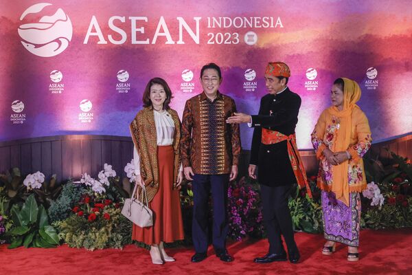 印度尼西亚总统佐科与夫人欢迎日本首相岸田文雄夫妇出席东盟峰会晚宴，雅加达，2023年9月6日 - 俄罗斯卫星通讯社