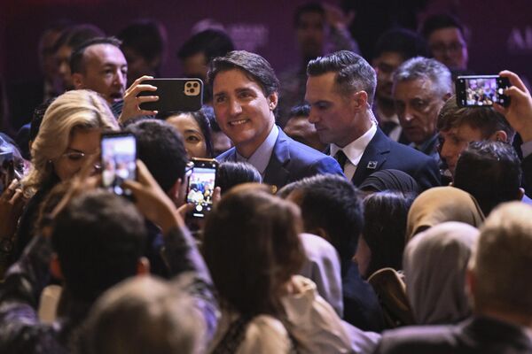 人们用手机给加拿大总理特鲁多拍照，雅加达，2023年9月6日 - 俄罗斯卫星通讯社