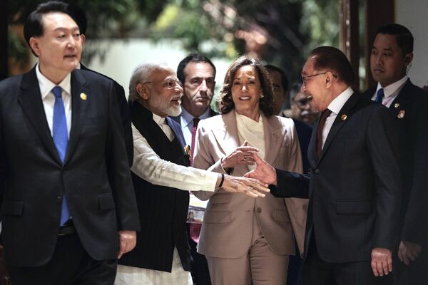 马来西亚总理安瓦尔与印度总理莫迪握手，美国副总统哈里斯和韩国总统尹锡悦在侧，雅加达，2023年9月7日 - 俄罗斯卫星通讯社