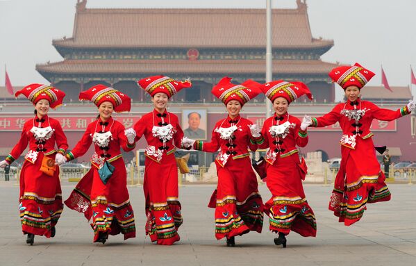 2008年3月8日，国际妇女节，北京，全国人民代表大会女代表身着广西壮族服饰在天安门广场上奔跑。 - 俄罗斯卫星通讯社