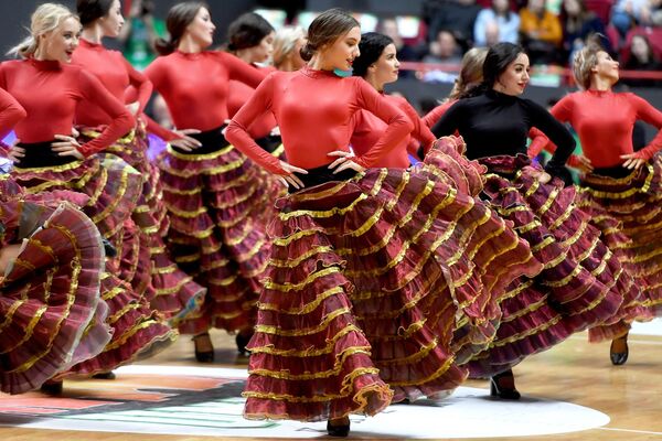 2018年欧洲篮球杯第19个赛季，俄罗斯喀山俱乐部 UNICS和西班牙马拉加Unicaja小组赛对决期间，西班牙啦啦队身着民族服饰跳舞。 - 俄罗斯卫星通讯社