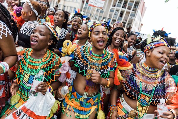 2018年12月14日，南非东部德班，身着传统服饰的妇女在南非印多尼文化节期间在街头载歌载舞。 - 俄罗斯卫星通讯社