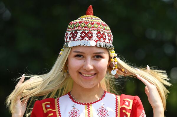 阿克苏巴耶沃村举行的楚瓦什文化节上，穿民族服饰的女孩。 - 俄罗斯卫星通讯社