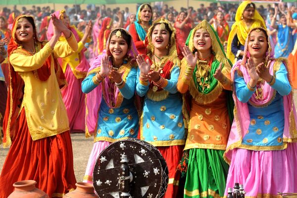 2010年1月26日，印度青年在国庆日活动上表演旁遮普传统民间舞蹈吉达。 - 俄罗斯卫星通讯社