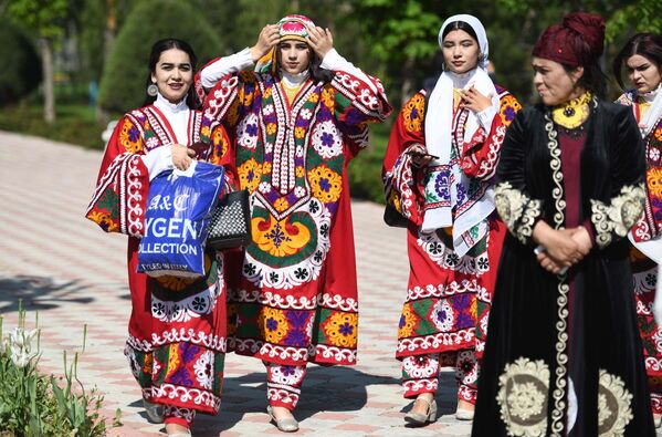 塔吉克斯坦杜尚别郁金香节期间身着民族服装的女孩。 - 俄罗斯卫星通讯社