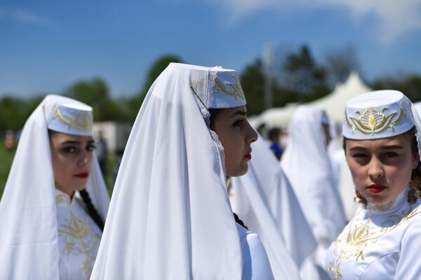 身着民族服装的女孩在俄罗斯克里米亚巴赫奇萨拉伊庆祝节日。 - 俄罗斯卫星通讯社