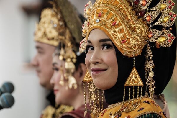 2023年8月17日，在雅加达总统府举行的印尼第78个独立日纪念仪式上，一名身着传统服装的妇女在表演。 - 俄罗斯卫星通讯社