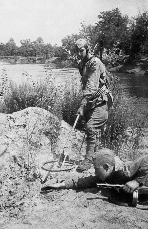 1941至1945年偉大的衛國戰爭，頓巴斯之戰西南戰線，工兵在排查地雷。 - 俄羅斯衛星通訊社
