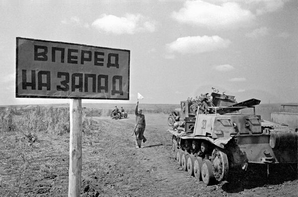 1941至1945年偉大的衛國戰爭，頓巴斯從納粹侵略者手中解放。頓涅茨克地區的一條主要道路上標注著“向西前進”的路牌。 - 俄羅斯衛星通訊社