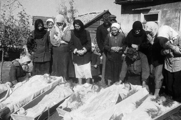 1941至1945年偉大的衛國戰爭，蘇軍將頓巴斯從納粹入侵者手中解放出來。當地村民參加遇難者的葬禮，大量婦女、老人和兒童被納粹分子折磨殺害。 - 俄羅斯衛星通訊社