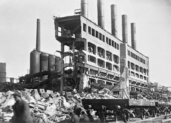 1941至1945年偉大的衛國戰爭，以“格里戈利·奧爾忠尼啓則”命名的日丹諾夫工廠的所有設備被納粹分子炸毀。 - 俄羅斯衛星通訊社