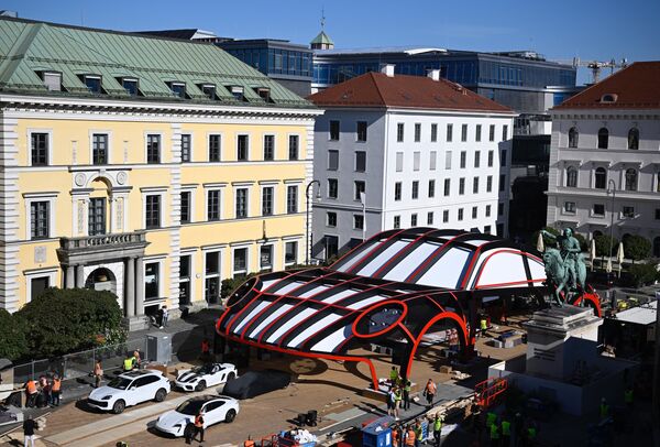 德国，一展台以保时捷汽车的形状出现在汽车城市公共展示区（Open Space mobility）。 - 俄罗斯卫星通讯社