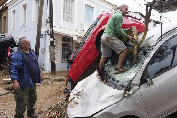 希腊，米利纳村，一男子正试图从泥浆中拉出受损的汽车。 - 俄罗斯卫星通讯社
