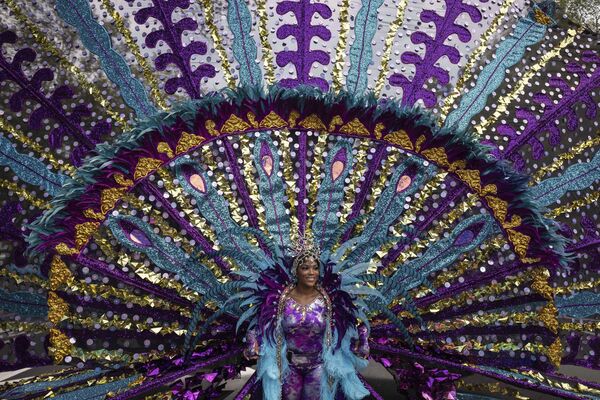 美国，纽约布鲁克林区，一名女舞者正在参加加勒比文化节庆祝游行。 - 俄罗斯卫星通讯社