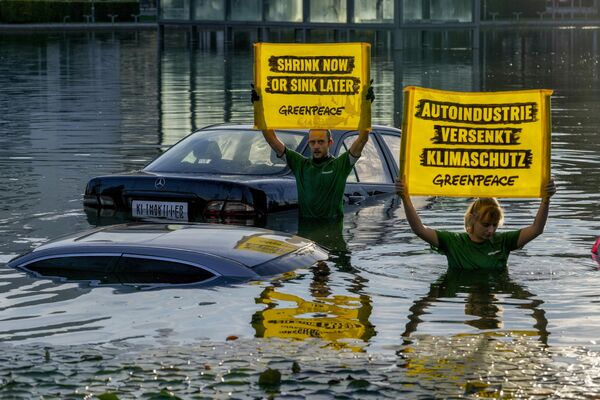 德国，慕尼黑，在德国国际汽车及智慧出行博览会（简称慕尼黑车展）首日，“绿色和平”环保组织活动者将车淹没在一个小湖里。 - 俄罗斯卫星通讯社