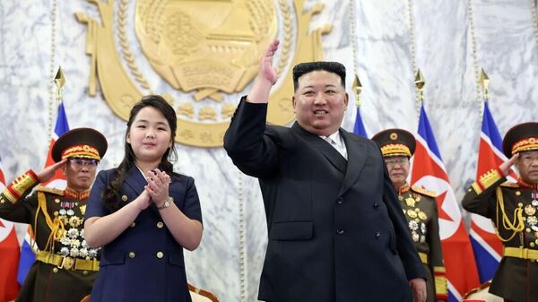 金正恩携女儿出席朝鲜阅兵式 - 俄罗斯卫星通讯社