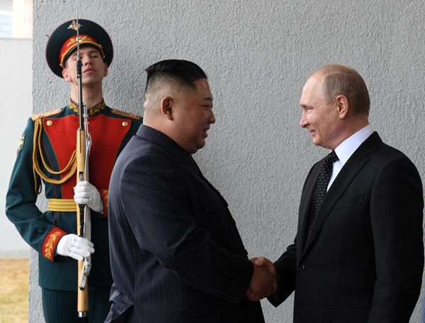 2019年4月25日，俄罗斯总统弗拉基米尔·普京和朝鲜民主主义人民共和国国务委员长金正恩（右二）在俄罗斯岛远东联邦大学一栋大楼正门前举行的官方欢迎仪式上。 - 俄罗斯卫星通讯社