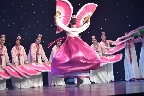 2019年4月25日，符拉迪沃斯托克远东联邦大学，在俄总统普京为朝鲜国务委员长金正恩举办的官方招待会上，艺术家们表演朝鲜扇舞。 - 俄罗斯卫星通讯社