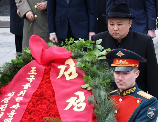 金正恩在符拉迪沃斯托克向S-56号潜艇纪念碑献花。 - 俄罗斯卫星通讯社