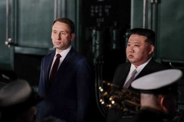 俄罗斯自然资源部部长亚历山大·科兹洛夫和朝鲜最高领导人金正恩在滨海边疆区哈桑 - 俄罗斯卫星通讯社