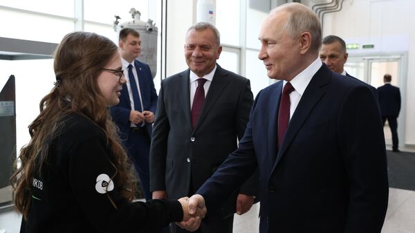 普京在东方航天发射场会见自制卫星的女学生 - 俄罗斯卫星通讯社