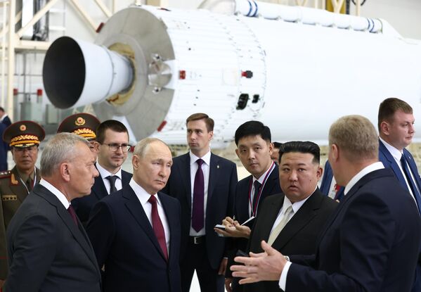 俄罗斯国家航天公司总经理尤里·鲍里索夫为两国领导人介绍发射场情况。 - 俄罗斯卫星通讯社