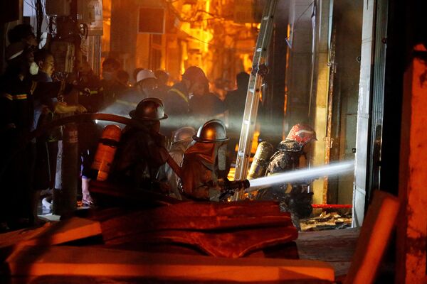 消防员在河内一栋公寓楼内灭火救人。 - 俄罗斯卫星通讯社
