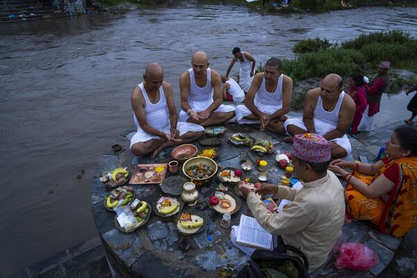 尼泊尔，加德满都，Kuse Aunsi节期间，尼泊尔印度教徒在巴格马蒂河畔戈卡内什沃神庙举行祭祀亡父的仪式。 - 俄罗斯卫星通讯社