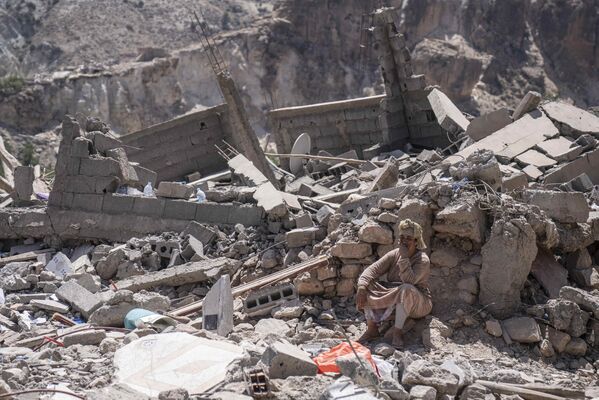 摩洛哥，人们在马拉喀什附近的伊米恩塔拉查看地震后的废墟。 - 俄罗斯卫星通讯社