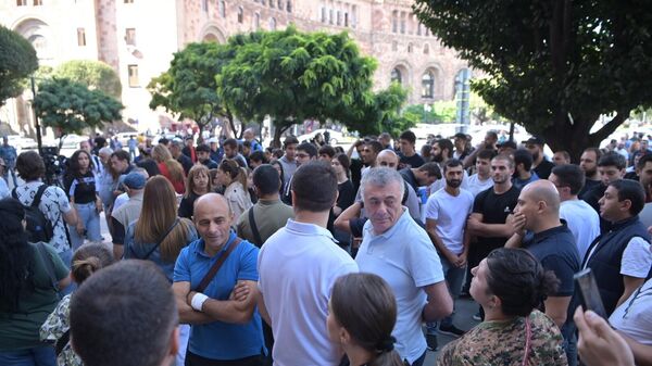 亞美尼亞首都埃里溫的抗議者徹底封鎖通往市中心共和國廣場的相關通道 - 俄羅斯衛星通訊社