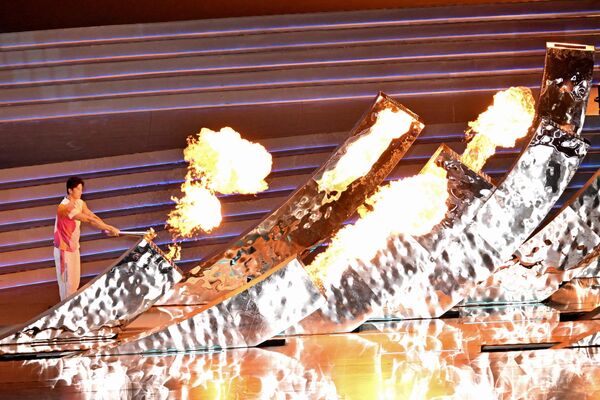中國游泳奧運冠軍汪順在中國杭州舉行的第 19 屆亞運會開幕式上。 - 俄羅斯衛星通訊社