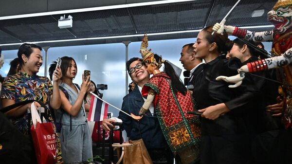 泰国舞蹈演员在入境口迎接中国游客 - 俄罗斯卫星通讯社