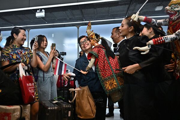 2023年9月25日，泰国素万那普国际机场，泰国舞蹈演员在入境口迎接中国游客。 - 俄罗斯卫星通讯社
