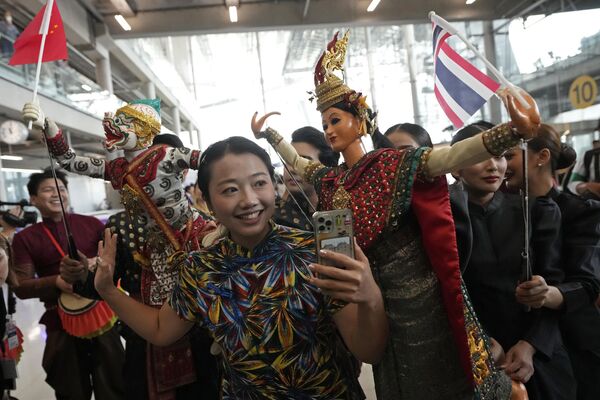 2023年9月25日，中国游客在素万那普府国际机场与木偶共舞。 - 俄罗斯卫星通讯社