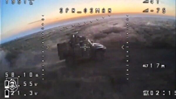 “奥斯曼”特种部队士兵用FPV无人机击中了一辆乌克兰的“哥萨克”装甲车 - 俄罗斯卫星通讯社