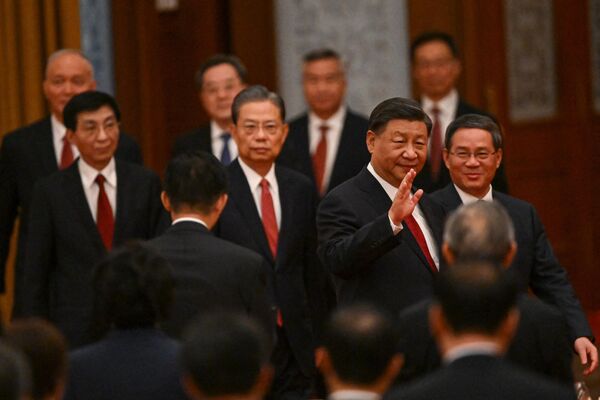 9月28日，中國國家主席習近平（右二）與中國官員在北京出席國慶節前夕人民大會堂舉行的招待晚宴。 - 俄羅斯衛星通訊社