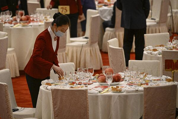 9月28日，國慶節前夕，一名服務員在人民大會堂準備招待晚宴。 - 俄羅斯衛星通訊社