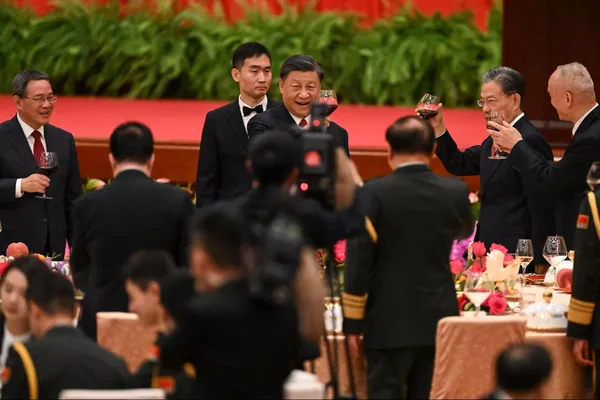 9月28日,國慶節前夕,中國國家主席習近平在人民大會堂舉行的招待晚宴上向賓客敬酒。 9月28日,國慶節前夕,中國國家主席習近平在人民大會堂舉行的招待晚宴上向賓客敬酒。 - 俄羅斯衛星通訊社