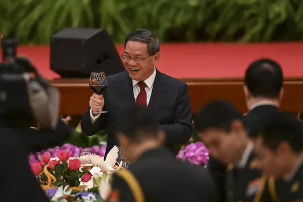 9月28日,國慶節前夕,中國國務院總理李強在人民大會堂舉行的招待晚宴上向賓客敬酒。 9月28日,國慶節前夕,中國國務院總理李強在人民大會堂舉行的招待晚宴上向賓客敬酒。 - 俄羅斯衛星通訊社